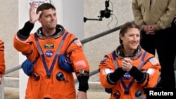 Астронавты Рид Уайсмен и Кристина Кох перед отлетом к Луне, мыс Канаверал, 6 апреля 2026 года