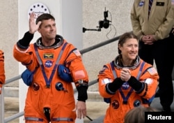 Astronauții NASA Reid Wiseman și Christina Koch, salutându-și familiile, în drum spre rampa de lansare de la Cape Canaveral, Florida, pe 1 aprilie