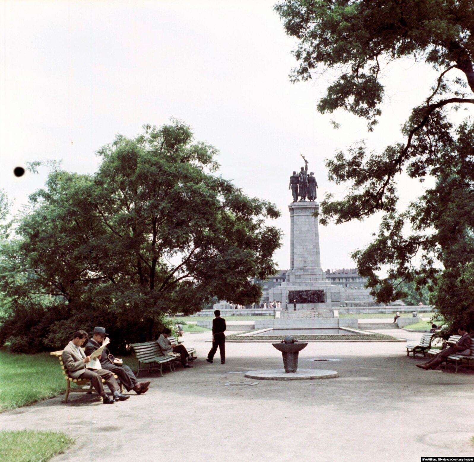 Pranvera në park, 1961. Monumenti i Ushtrisë Sovjetike në Sofje (sfondi), i ndërtuar në vitet 1950 me urdhër të Partisë Komuniste (BKP), u hoq në dhjetor 2023 pas dekadash diskutimesh të ashpra publike dhe politike.