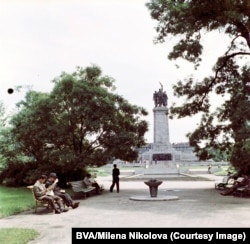 Primăvară în parcul cunoscut drept Grădina Memorialului Armatei Sovietice, anul 1961. Monumentul sovietic din fundal a fost înlăturat în decembrie 2023, după decenii de dezbateri publice.