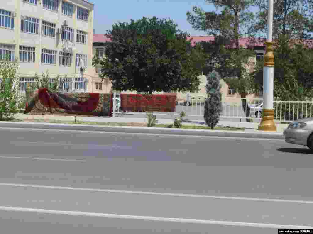 Выстиранные ковры сохнут на улице, Ашхабад&nbsp;