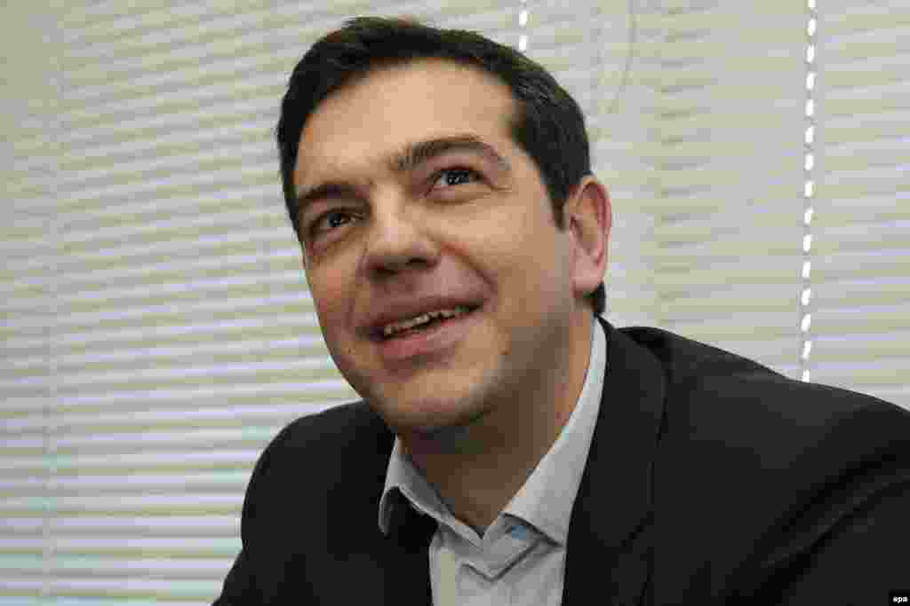 Tələbəlik illərində "Enceladus" Yenilikçi Sol Hərəkatına qoşulan&nbsp;Alexis Tsipras öz fəallığı ilə seçilir.&nbsp; 1995-97-ci illərdə Yunanıstan Tələbə Birliyinin idarə heyətinə seçilir.