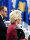 Presidentja e Komisionit Evropian, Ursula von der Leyen merr pjesë në një takim me Qeverinë e Kosovës në Prishtinë, gjatë vizitës së saj në Kosovë më 1 tetor.
