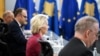 Presidentja e Komisionit Evropian, Ursula von der Leyen merr pjesë në një takim me Qeverinë e Kosovës në Prishtinë, gjatë vizitës së saj në Kosovë më 1 tetor.