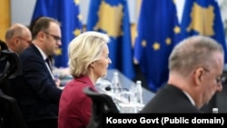 Presidentja e Komisionit Evropian, Ursula von der Leyen merr pjesë në një takim me Qeverinë e Kosovës në Prishtinë, gjatë vizitës së saj në Kosovë më 1 tetor.