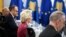 Presidentja e Komisionit Evropian, Ursula von der Leyen merr pjesë në një takim me Qeverinë e Kosovës në Prishtinë, gjatë vizitës së saj në Kosovë më 1 tetor.