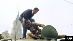 "Тамыз бүлікшілері" жіберген танк жүргізушісіне қарсы шыққан демократияшыл шеруші. Мәскеу, 19 тамыз 1991 жыл