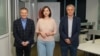 Victoria Coroban, gazda podcastului „Dincolo de știri”, alături de analiștii Nicolae Negru și Igor Boțan, în redacția Europei Libere de la Chișinău.