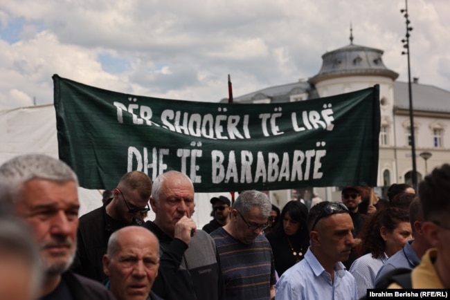 Pjesëmarrës në një protestë në Prishtinë.