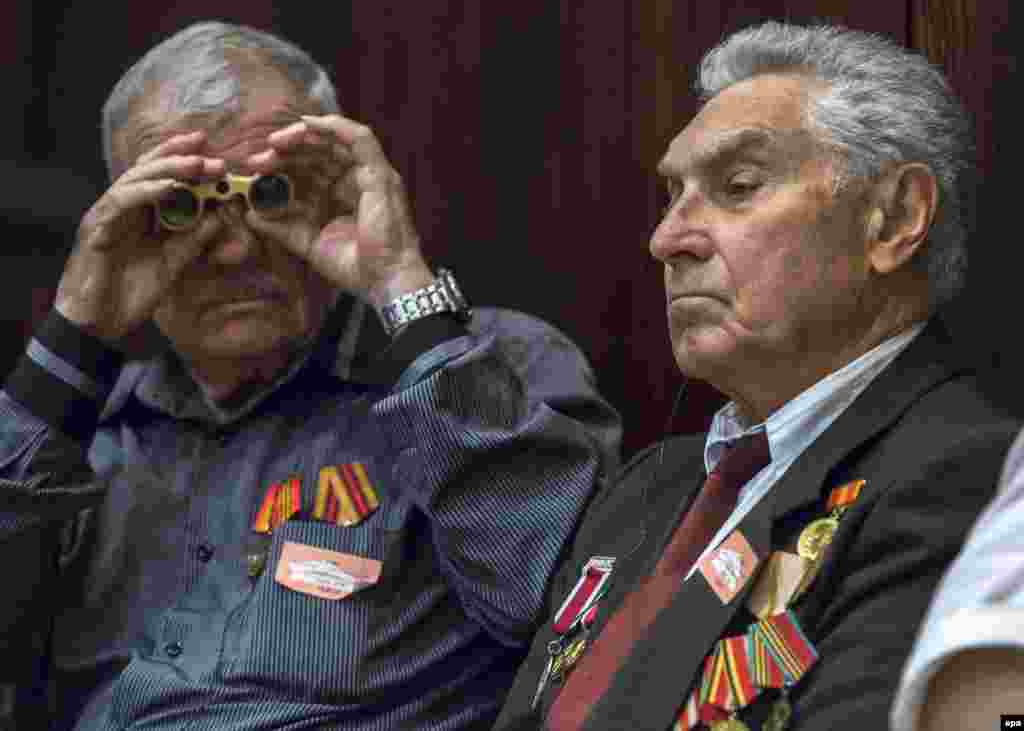 Israelis of Russian descent listen to a speech by Prime Minister Benjamin Netanyahu in the Knesset in Jerusalem during a ceremony marking the 70th anniversary of the victory over Nazi Germany. (epa/Jim Hollander)