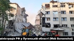 Зруйнований корпус у Старобільську, 22 травня, розбір завалів