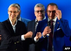 Ponovo izabrani liderski dvojac AfD-a Alice Weidel (lijevo) i Tino Chrupalla (desno) pored stranačkog blagajnika Carstena Huettera (centar) na konferenciji za novinare tokom partijskog kongresa AfD-a u Essen, zapadna Njemačka 29. juna 2024.