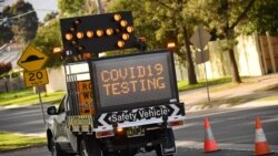 Указатель на грузовике в Мельбурне рядом с центром сдачи теста на COVID-19.