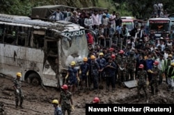 Ljudi zarobljeni na autoputu Tribhuwa u Nepalu nakon jakih kiša 29. septembar