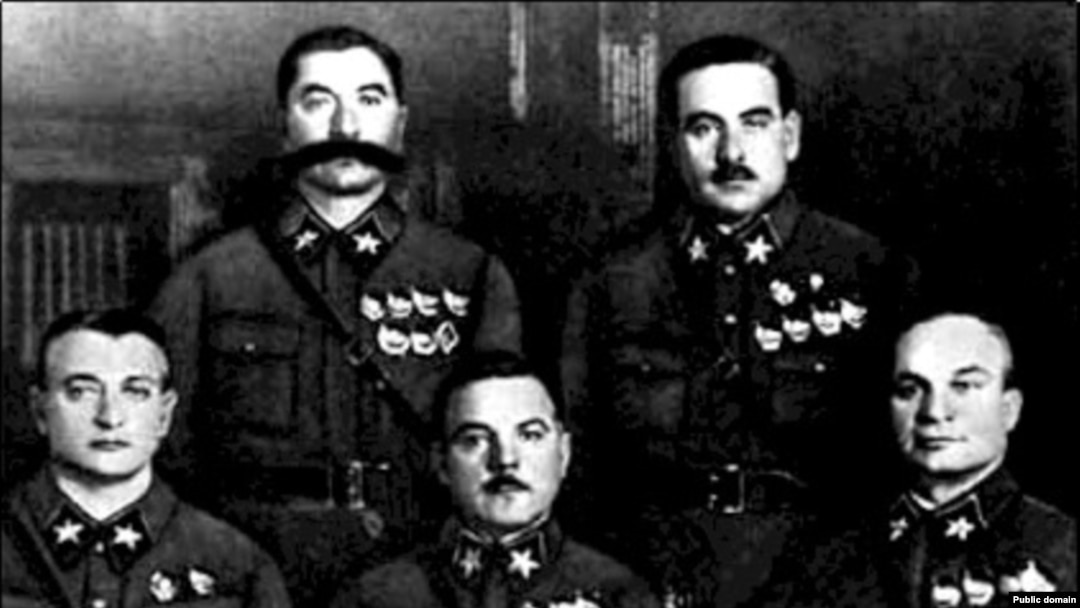 Маршалы сидят (слева направо): М.Н. Тухачевский, К.Е. Ворошилов, А.И. Егоров; cтоят: С.М. Буденный и В.К. Блюхер. 1935