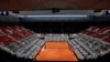 <p>Матчі професійного тенісного турніру Madrid Open були перервані через відключення електроенергії. На фото: порожній корт на Madrid Open, Мадрид, Іспанія, 28 квітня 2025 року