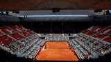 <p>Матчі професійного тенісного турніру Madrid Open були перервані через відключення електроенергії. На фото: порожній корт на Madrid Open, Мадрид, Іспанія, 28 квітня 2025 року