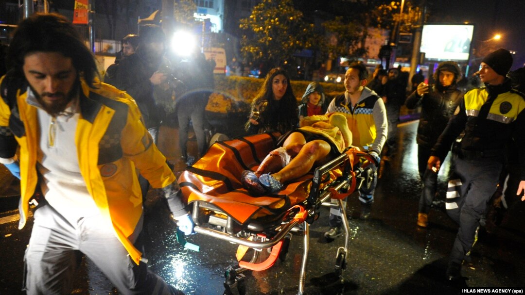 Hitne medicinske službe zbrinjavaju ranjene u napadu u Istanbulu
