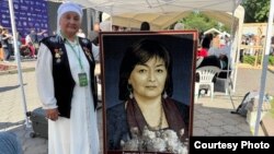 "ОЙМО" фестивалында көрсөтүлгөн эмгектердин бири. Килемге фестивалдын негиздөөчүсү Динара Чочунбаеванын сүрөтү түшүрүлгөн. 