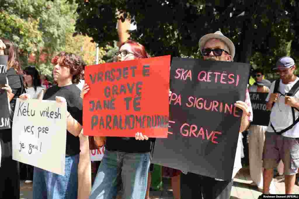 "Vrasjet e grave janë të paralajmëruara", shkruan në një nga pankartat që u shfaqën gjatë protestës. Organizatat për të drejtat e njeriut, në disa raste, kanë fajësuar autoritetet për dështim në mbrojtjen e grave të rrezikuara nga dhuna. 