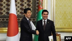 Ýaponiýanyň premýer-ministri Şinzo Abe we Türkmenistanyň prezidenti Gurbanguly Berdimuhamedow. 23-nji oktýabr, 2015 ý. Aşgabat.