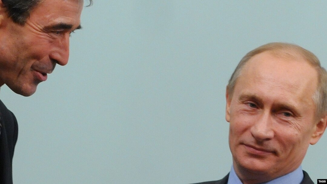 2009 йил 16 декабрда Москвада ўша пайтдаги Россия Бош вазири Владимир Путин НАТО Бош котиби Андерс Фог Расмуссен билан.