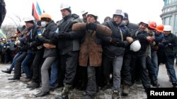Чоловіки Євромайдану проводять вишкіл протидії силовикам