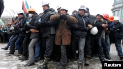 Протестующие на улицах Киева учатся противодействовать милиции