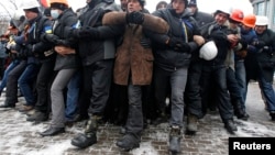 Манифестанты на улицах Киева учатся противодействовать милиции