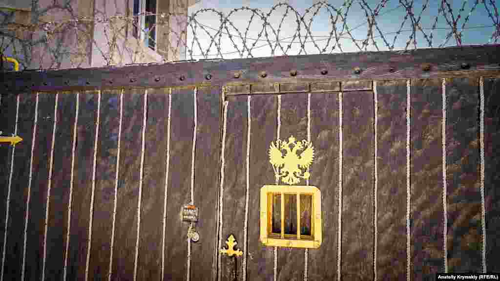 Ворота частной лодочной станции похожи на тюремные