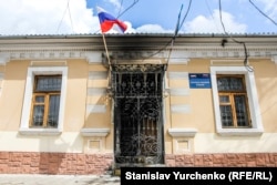 Офіс партії «Єдина Росія» в окупованому Сімферополі після підпалу 14 квітня 2014 року