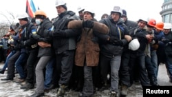 Манифестанты на улицах Киева учатся противодействовать милиции