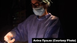 Аліна Пузько під час операції