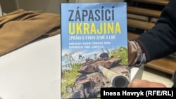 Книга чеських журналістів «Бореться Україна»