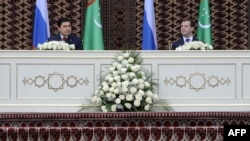 Türkmenistanyň prezidenti Gurbanguly Berdimuhamedow (çepde) we Orsýetiň prezidenti Dmitriý Medwedew Aşgabatda, 2009-njy ýylyň 22-nji dekabry.