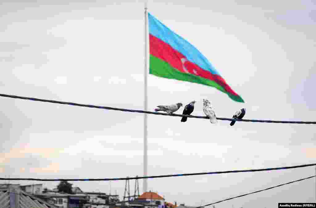 Dövlət Bayraq Meydanı da Bayıl ərazisində yerləşir və meydanın tikintisinə görə buradan çox sayda sakin köçürülüb. &nbsp; 