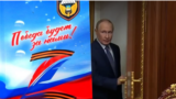 Сборник Z-поэзии бойцов ВДВ в нижном шкафу Путина то исчезает на кадрах официальной хроники, то появляется снова на прежнем месте