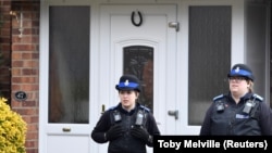 Британские полицейские у дома, где жил бывший агент ГРУ Сергей Скрипаль. Солсбери, 6 марта 2018 года.