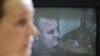 تصویر راتکو ملادیچ بر صفحه تلویزیونی در بوسنی و هرزه گوین که این فرمانده صرب متهم به انجام نسل کشی در این کشور است.