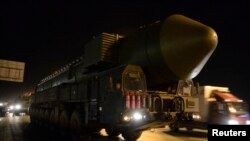 Транспортировка межконтинентальной баллистической ракеты "Тополь".