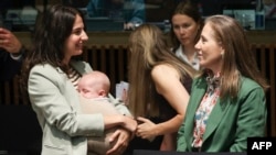 Romina Pourmokhtari (stânga) la o reuniune ministerială a UE pe tema mediului, desfășurată la Luxemburg pe 25 iunie 2026. 