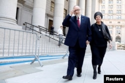 جاناتان پولارد و همسرش، هنگام خروج از جلسه استماع در دادگاه فدرال منهتن در مه ۲۰۱۷