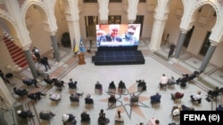 Locuitori din Sarajevo urmăresc transmisiunea live a procesului lui Ratko Mladic 8 iunie 2021.