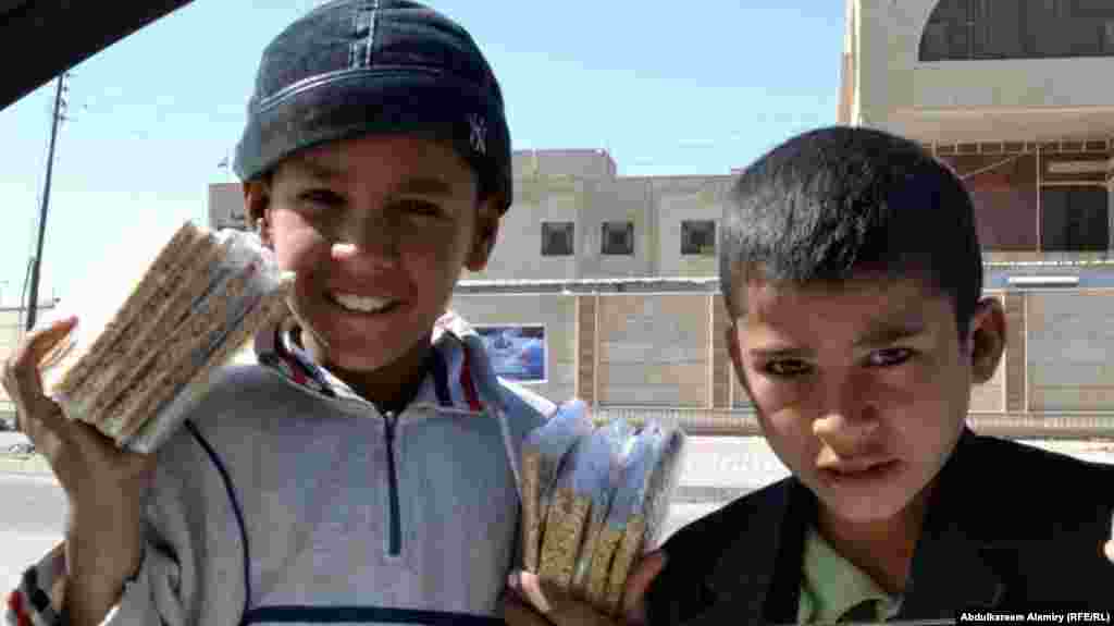 Маленькие уличные торговцы на улицах иракского города Басра. 6 марта 2012 года.