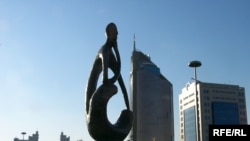 Скульптура в левобережной части Астаны.