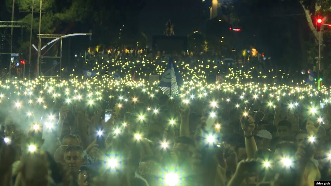 Susținătorii președintelui Ilir Meta au răspuns chemării sale pentru apărarea independenței justiției, supusă asaltului socialiștilor aflați la putere