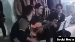 تصویری از نوازندگان پیش از حمله فردی که گفته می‌شود مامور پلیس بود