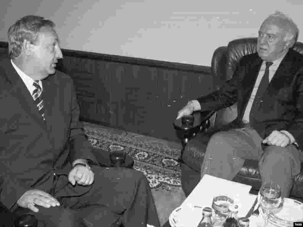 Глава абхазской делегации Сергей Багапш на встрече с президентом Грузии Э.Шеварднадзе. Тбилиси, 22 сентября, 1997