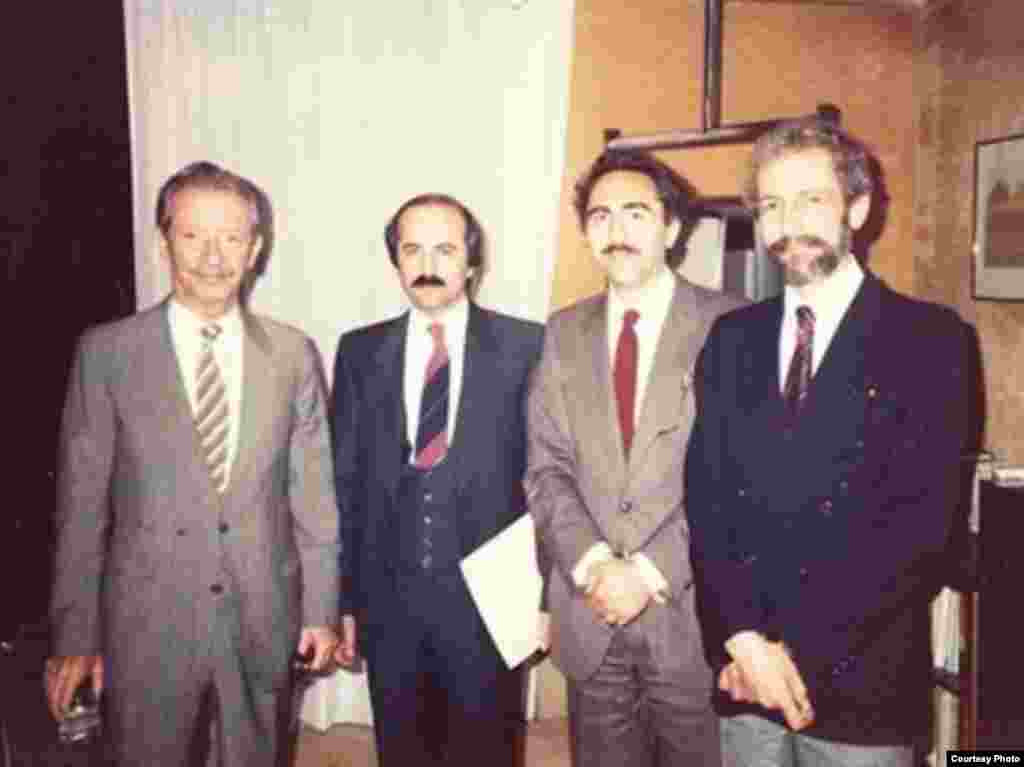 شاپور بختیار (نفر اول سمت چپ) همراه با سه تن از اعضای نهضت مقاومت ملی در پاریس - 