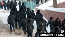 Almatyda müňe golaý protestçiniň öňüne polisiýa güýçleri böwet bolup, olaryň şäheriň merkezi meýdançasynda demonstrasiýa geçirmegine ýol bermediler. Almaty, 25-nji fewral, 2012.